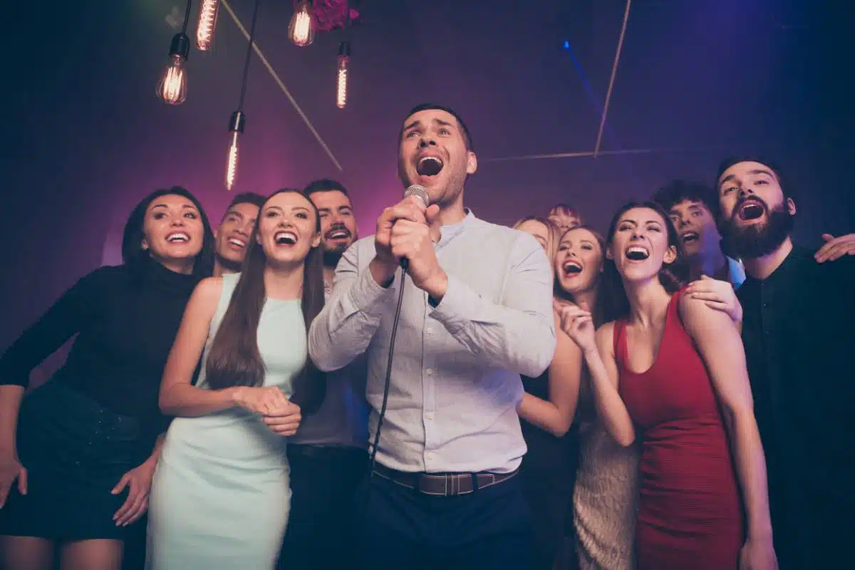 Sortie en soirée entre collègues